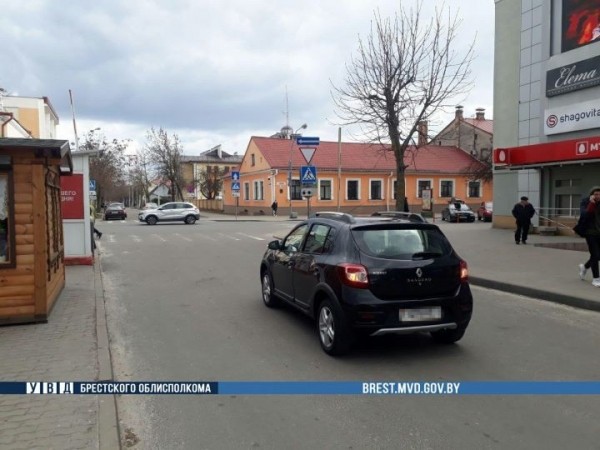В Бресте автомобиль задним ходом сбил пенсионерку