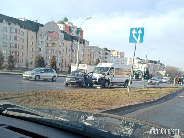 В Бресте маршрутка попала в ДТП
             
                В Бресте маршрутка попала в ДТП