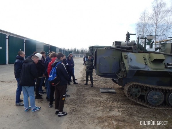 
                Учащиеся Брестского колледжа посетили солдатские казармы, тренировались в сборке автоматов, примеряли бронежилет
            