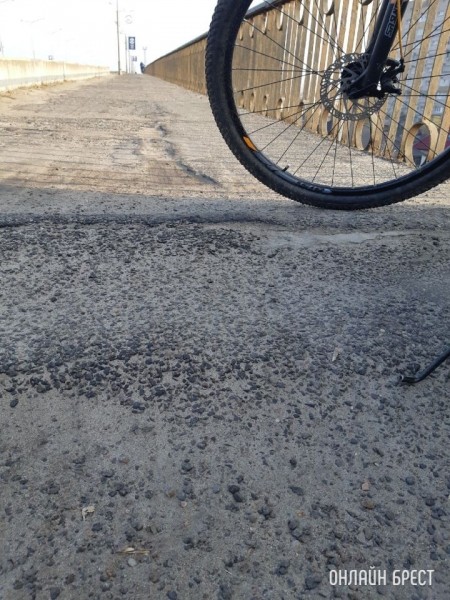 Когда будут менять дорожное покрытие в Бресте на Пионерской (мост)? На велосипеде в одном и том же месте пробиваю колесо 6 раз
Когда будут менять дорожное покрытие в Бресте на Пионерской (мост)? На велосипеде в одном и том же месте пробиваю колесо 6 раз