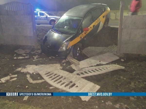 Стали известны подробности ночного ДТП с участием такси на Пионерской в Бресте