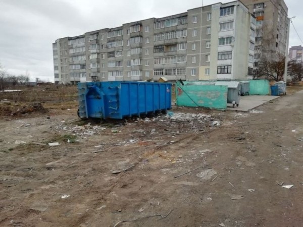 «Как снег сошел, чисто здесь ни разу не было». Несколько недель не может добиться, чтобы убрали мусор вокруг контейнеров, жительница Барановичей