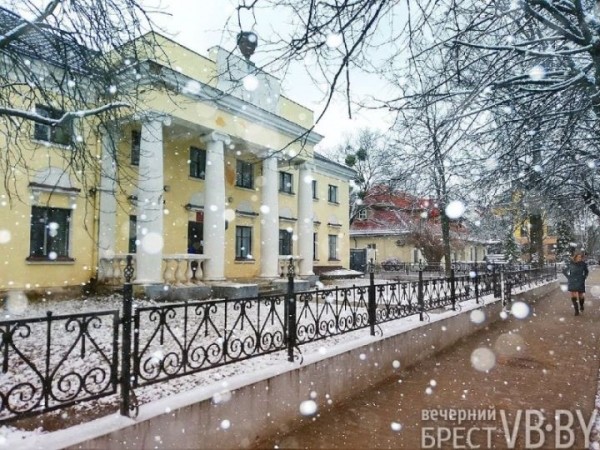 Первый снег нового года превратил обычную прогулку в яркие моменты. Фоторепортаж с улиц Бреста