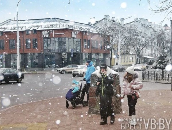 Первый снег нового года превратил обычную прогулку в яркие моменты. Фоторепортаж с улиц Бреста