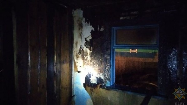 «Ползком, на ощупь, так как не было ничего видно». Работники МЧС спасли мужчину на пожаре в Пружанском районе