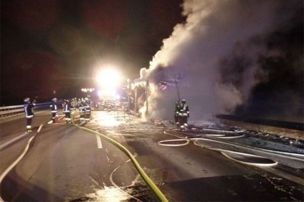 В Баварии сгорели 7 машин на автовозе, которые вез белорус