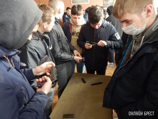 
                Учащиеся Брестского колледжа посетили солдатские казармы, тренировались в сборке автоматов, примеряли бронежилет
            