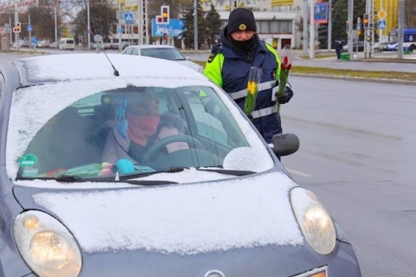 В Бресте сотрудники ГАИ поздравили женщин-водителей с Международным женским днем