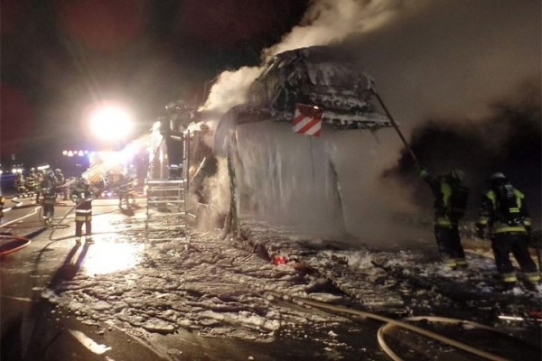 В Баварии сгорели 7 машин на автовозе, которые вез белорус