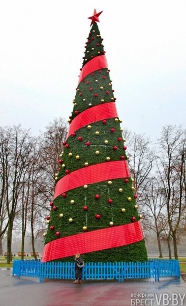 А это точно декабрь перед Новым годом? Набережная Бреста украшена весенними красками А это точно декабрь перед Новым годом? Набережная Бреста украшена весенними красками