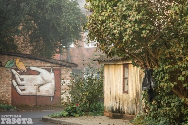 «Сколько чудес за туманами кроется»: Фоторепортаж с центра Бреста, который воскресным утром охранял «седой сторож»