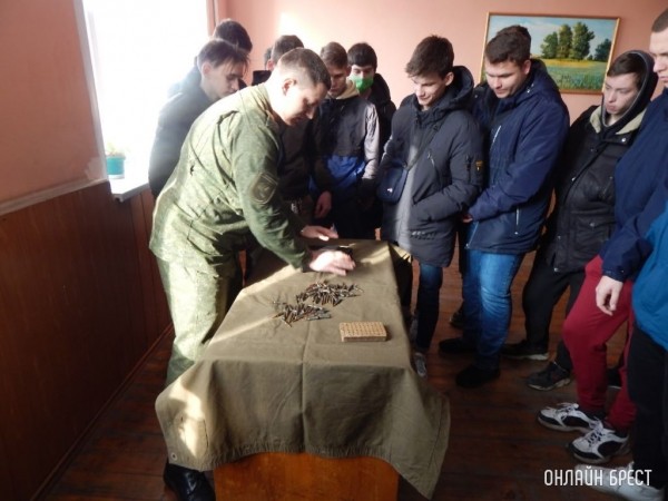 
                Учащиеся Брестского колледжа посетили солдатские казармы, тренировались в сборке автоматов, примеряли бронежилет
            