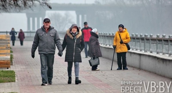 А это точно декабрь перед Новым годом? Набережная Бреста украшена весенними красками А это точно декабрь перед Новым годом? Набережная Бреста украшена весенними красками