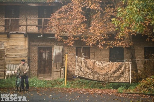 «Сколько чудес за туманами кроется»: Фоторепортаж с центра Бреста, который воскресным утром охранял «седой сторож»