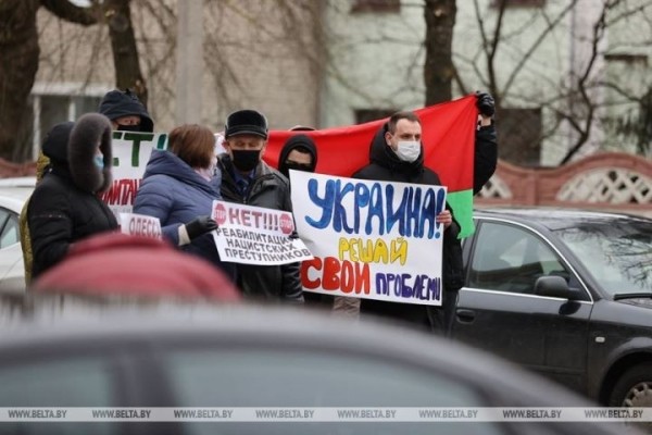 В Бресте люди пришли с плакатами к Генконсульству Украины