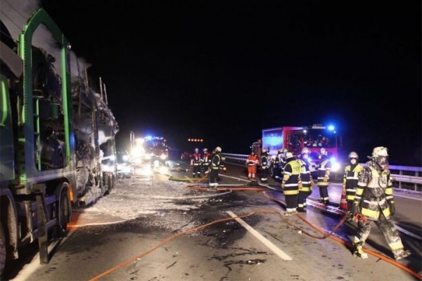 В Баварии сгорели 7 машин на автовозе, которые вез белорус