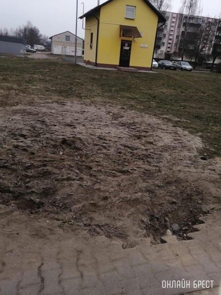 Кому написать или позвонить по поводу пешеходных дорожек? Брест, ул.Суворова
Кому написать или позвонить по поводу пешеходных дорожек? Брест, ул.Суворова