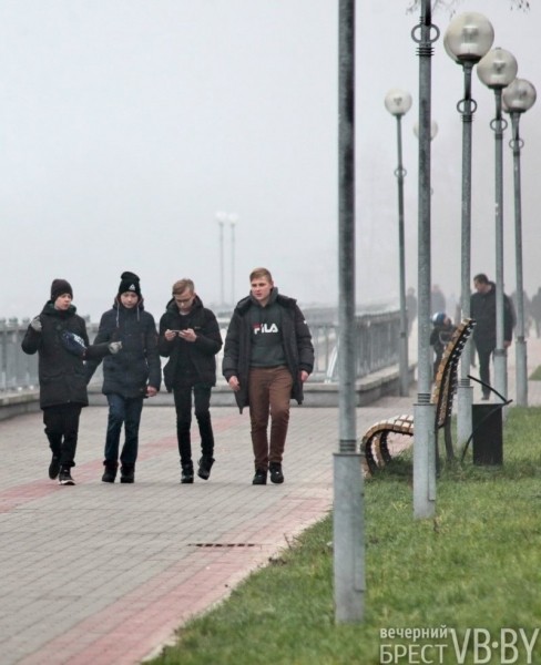 А это точно декабрь перед Новым годом? Набережная Бреста украшена весенними красками А это точно декабрь перед Новым годом? Набережная Бреста украшена весенними красками