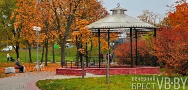Брест. Посмотрите, как прекрасны обновленные Набережная и Городской сад осенью