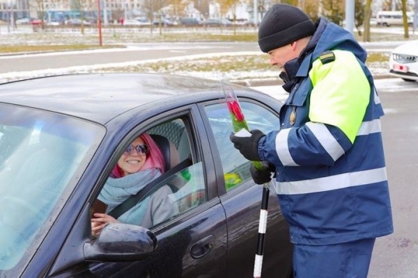 В Бресте сотрудники ГАИ поздравили женщин-водителей с Международным женским днем