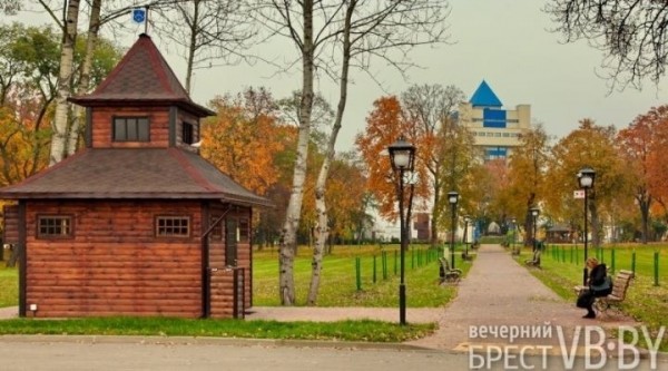 Брест. Посмотрите, как прекрасны обновленные Набережная и Городской сад осенью