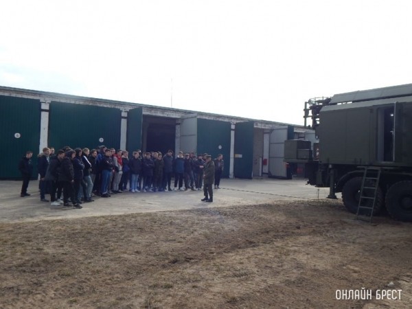 
                Учащиеся Брестского колледжа посетили солдатские казармы, тренировались в сборке автоматов, примеряли бронежилет
            