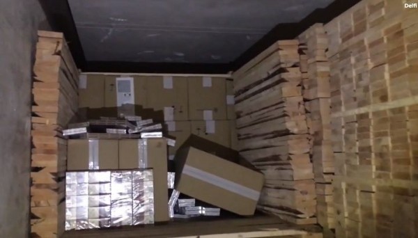 В белорусской фуре среди досок нашли сигареты на миллион евро