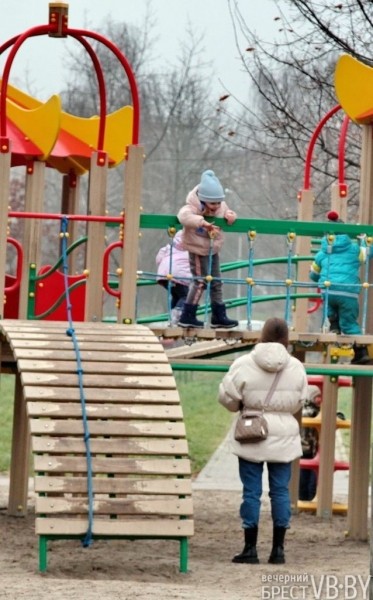 А это точно декабрь перед Новым годом? Набережная Бреста украшена весенними красками А это точно декабрь перед Новым годом? Набережная Бреста украшена весенними красками