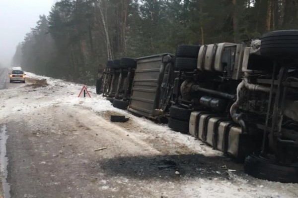 Яблоки из Столина в Брянск не доехали. Водитель в больнице Яблоки из Столина в Брянск не доехали. Водитель в больнице