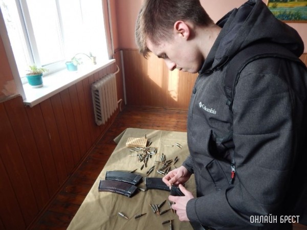 
                Учащиеся Брестского колледжа посетили солдатские казармы, тренировались в сборке автоматов, примеряли бронежилет
            