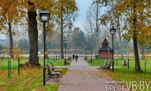 Брест. Посмотрите, как прекрасны обновленные Набережная и Городской сад осенью
