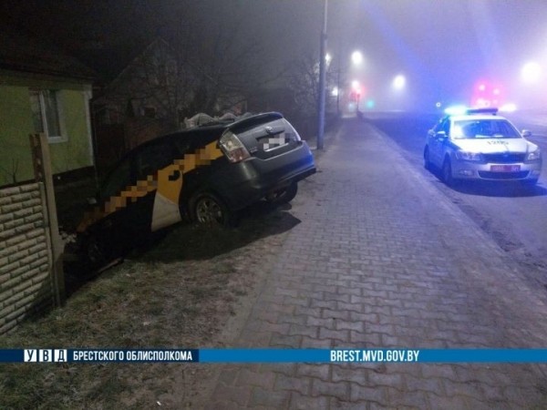 Стали известны подробности ночного ДТП с участием такси на Пионерской в Бресте