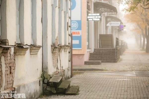 «Сколько чудес за туманами кроется»: Фоторепортаж с центра Бреста, который воскресным утром охранял «седой сторож»