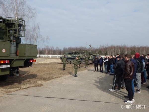 
                Учащиеся Брестского колледжа посетили солдатские казармы, тренировались в сборке автоматов, примеряли бронежилет
            