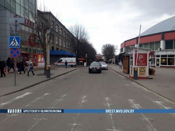 В Бресте автомобиль задним ходом сбил пенсионерку