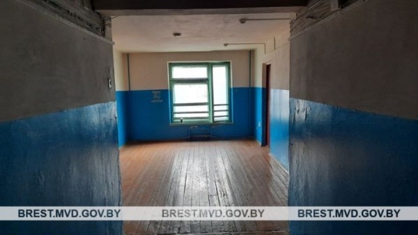 В Пинске после застолья мужчина повредил имущество общежития и сам порезался стеклом