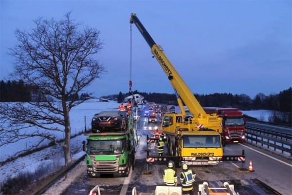 В Баварии сгорели 7 машин на автовозе, которые вез белорус