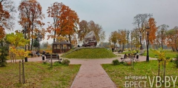 Брест. Посмотрите, как прекрасны обновленные Набережная и Городской сад осенью