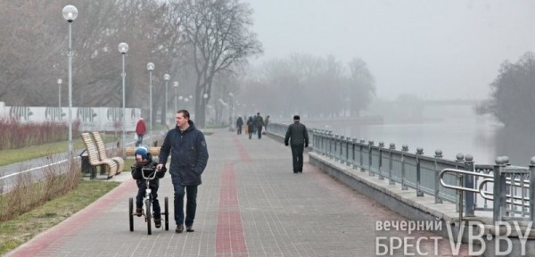 А это точно декабрь перед Новым годом? Набережная Бреста украшена весенними красками А это точно декабрь перед Новым годом? Набережная Бреста украшена весенними красками