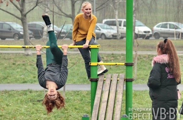 А это точно декабрь перед Новым годом? Набережная Бреста украшена весенними красками А это точно декабрь перед Новым годом? Набережная Бреста украшена весенними красками