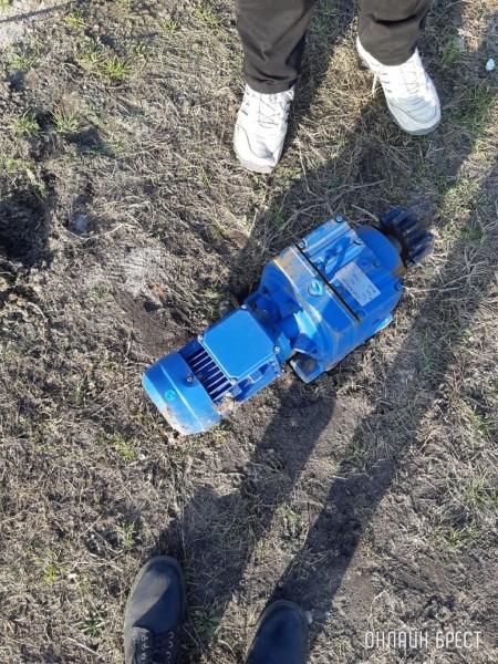 В Бресте, возле Евроопта на Радужной, от билборда отвалился мотор
             
                В Бресте, возле Евроопта на Радужной, от билборда отвалился мотор