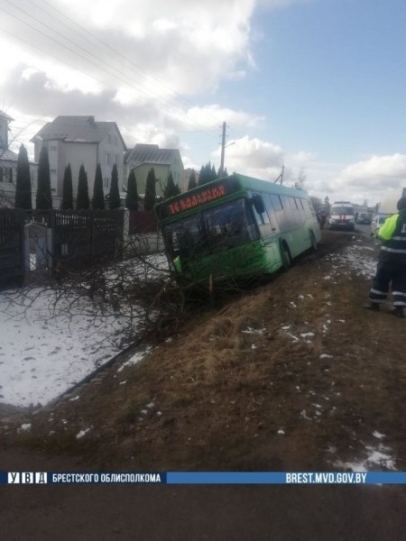 В Пинске рейсовый автобус съехал в кювет В Пинске рейсовый автобус съехал в кювет