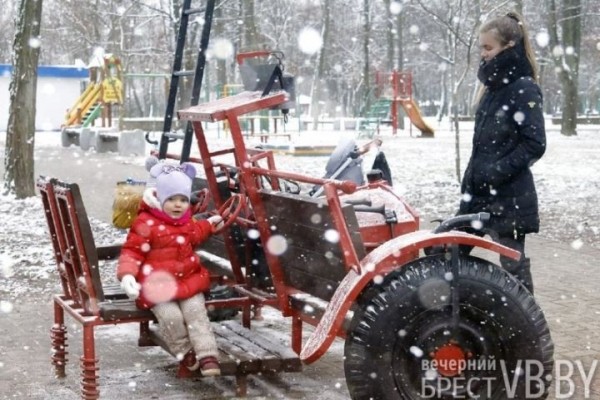 Первый снег нового года превратил обычную прогулку в яркие моменты. Фоторепортаж с улиц Бреста