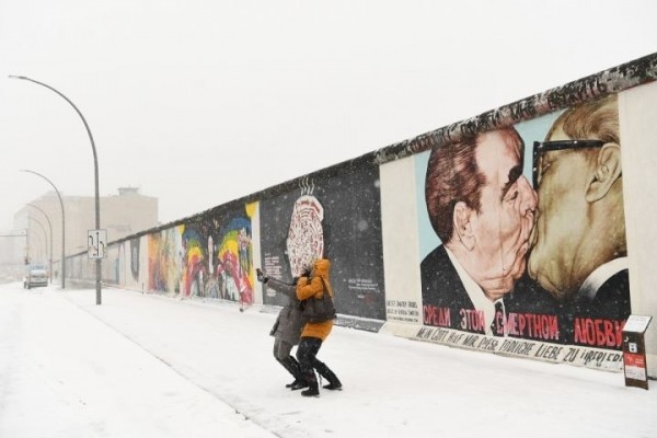 «Сильнейший за последние 10 лет снежный шторм»: Европу завалило снегом, синоптики пугают и небывалыми морозами