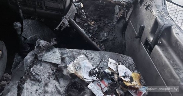 В Лунинце загорелся «Фольксваген» В Лунинце загорелся «Фольксваген»