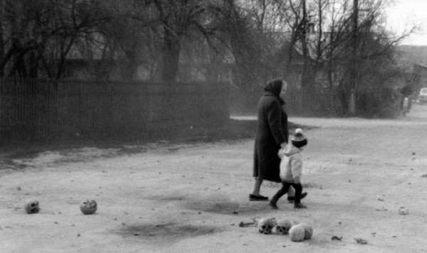История с фотографией. Черепа на дороге в Бресте