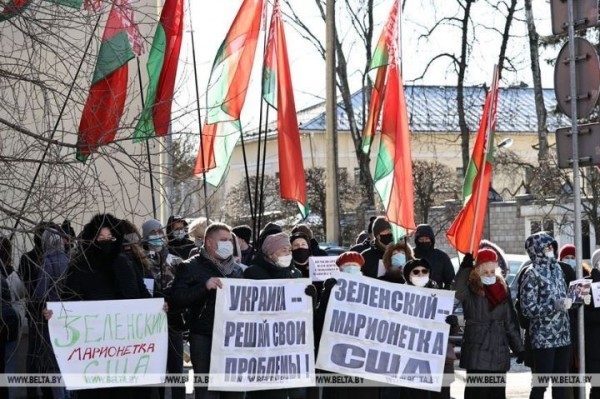 В Бресте люди пришли с плакатами к Генконсульству Украины