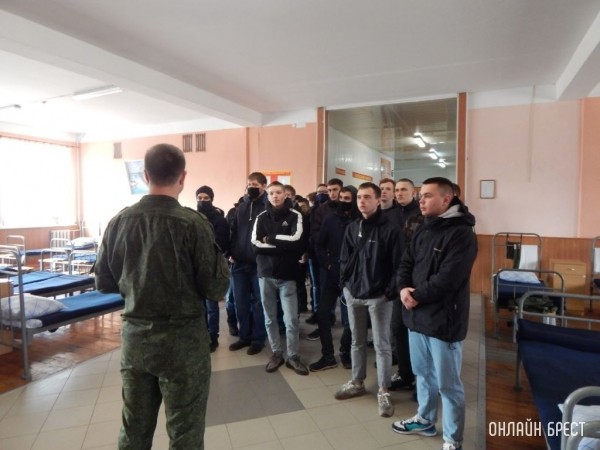 
                Учащиеся Брестского колледжа посетили солдатские казармы, тренировались в сборке автоматов, примеряли бронежилет
            