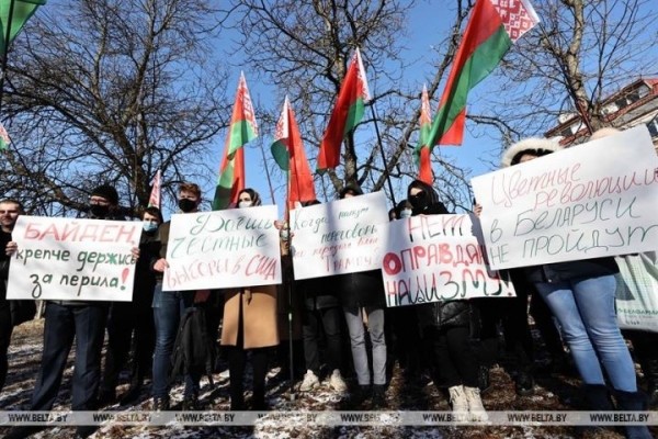 В Бресте люди пришли с плакатами к Генконсульству Украины