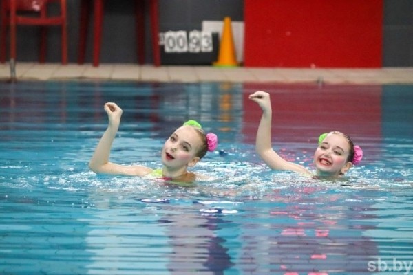 Открытое первенство по синхронному плаванию среди девочек и смешанных дуэтов прошло в Бресте. Фоторепортаж Открытое первенство по синхронному плаванию среди девочек и смешанных дуэтов прошло в Бресте. Фоторепортаж